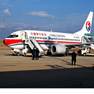 新桥机场空运航空快运业稳步发展的原因是什么？